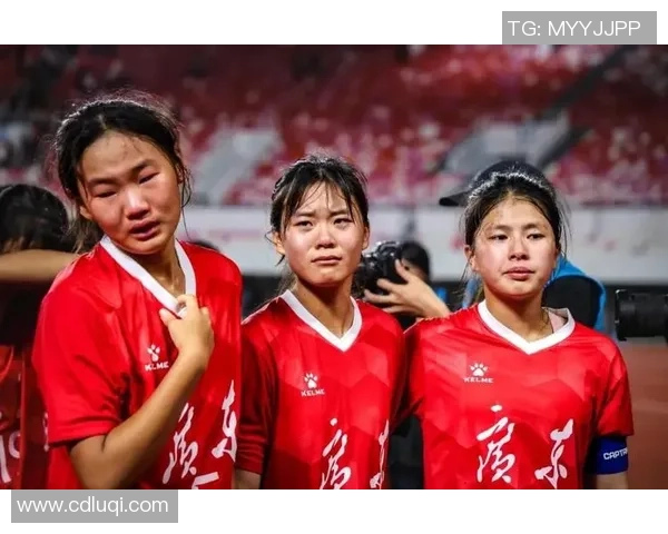 女足球星脱鞋送球迷暖心举动感动全场赢得热烈掌声